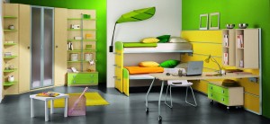 Детская комната желто-зеленого цвета с мебелью в ретро классическом стиле.