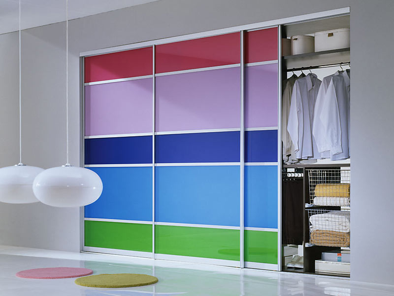 Встроенный шкаф-купе с разноцветными дверьми