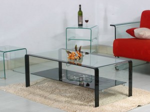 Мебель из стекла для гостиной: журнальный столик, стул, тумбочка и диван со стеклянными подлокотниками