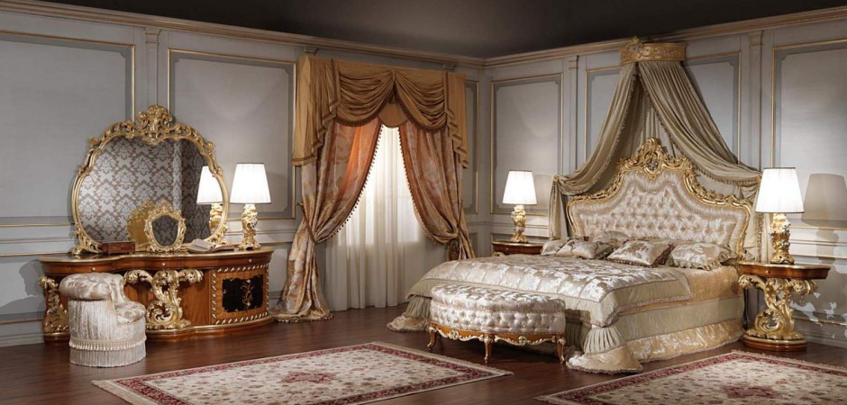 Спальня в стиле барокко с роскошной кроватью, украшенной позолотой.