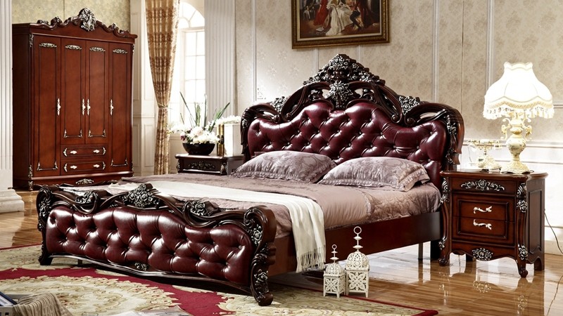 Спальня в античном стиле с мебелью тёмно-бордового цвета