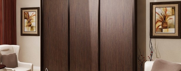 Трёхдверный корпусный шкаф-купе коричневого цвета